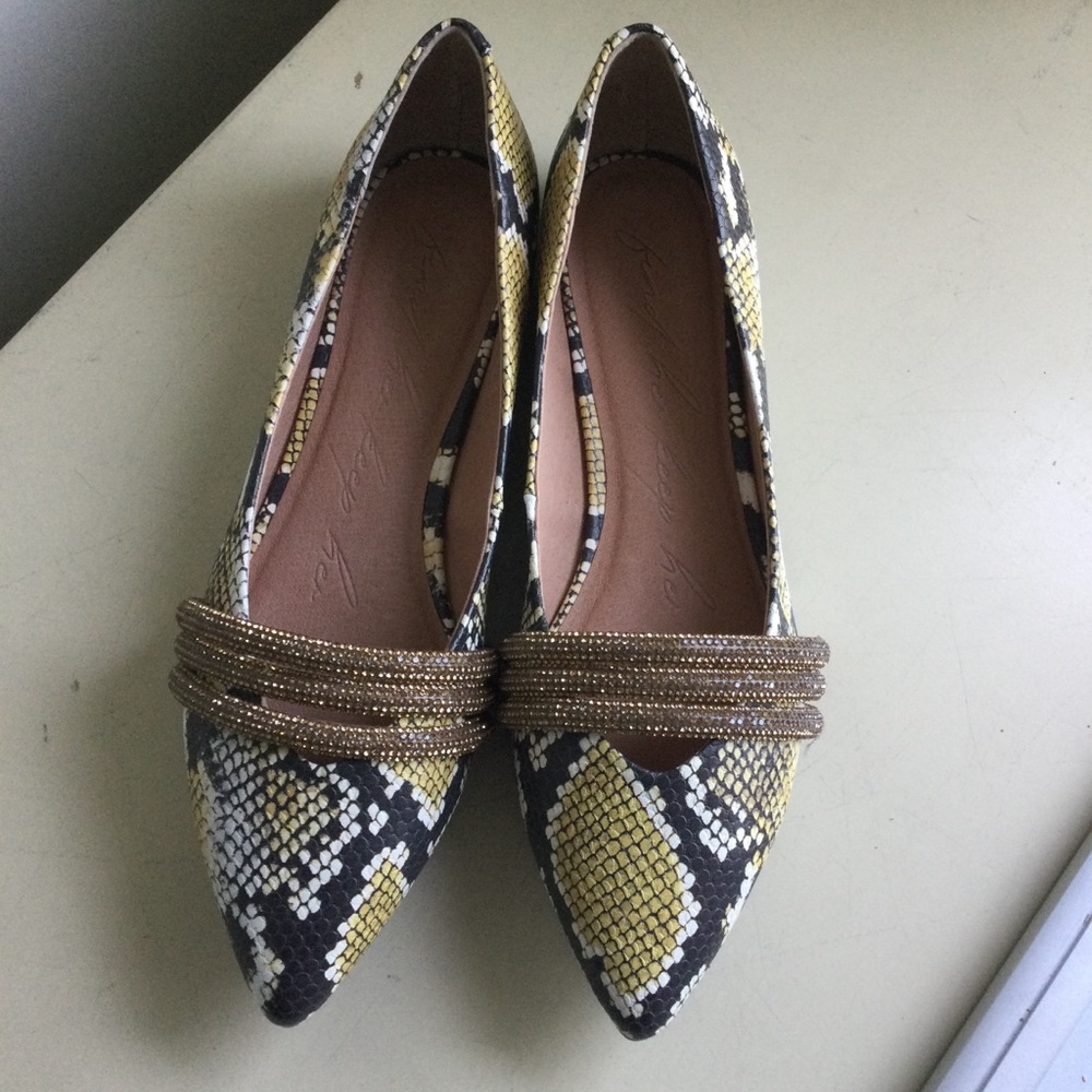 Pointed Toe Snake-Print Flats in Yellow and Black